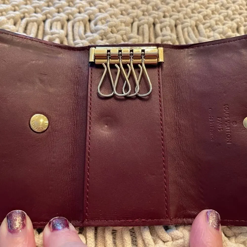 Authentic Louis Vuitton Vernis 4 Key Case in Amaranth (Burgundy red)
